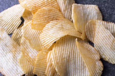 Patates cipsi karanlık rustik masada