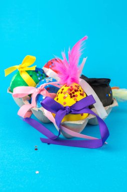 El yapımı renkli Paskalya yumurta Glitter ve mavi renkli şeritler