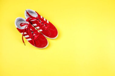 Barcelona, İspanya. Nisan 10,2018. Renkli backgorund üzerinde kırmızı Adidas ayakkabı.