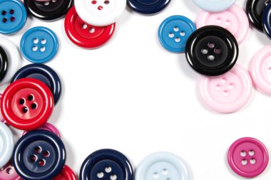 Beyaz arka plan üzerinde farklı renkli yuvarlak düğmeleri