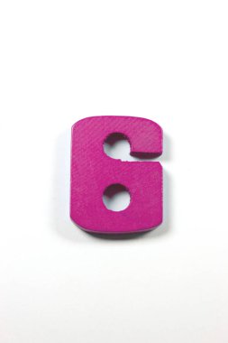 beyaz arkaplanda izole edilmiş ahşap mor 6 numara 