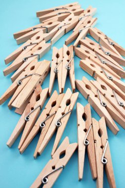 ahşap clothespins üstten görünüm mavi zemin üzerine