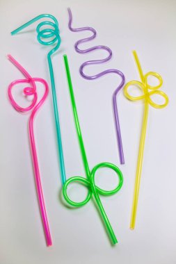 Beyaz arka plan üzerinde renkli plastik çubuk