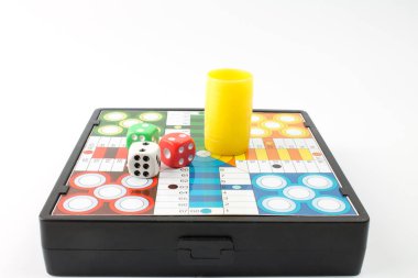 Beyaz arka planda poker dices ve masa oyunu