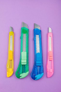 Kağıt arka plan üzerinde renkli plastik kesiciler