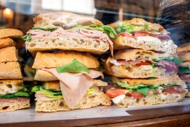 Florence, İtalya - 24 Ağustos 2017: İtalya en iyi ulusal sokak-gıda All'Antico Vinaio arasındadır. Tipik Schiacciata pecialized Floransa'da tarihi bir şaraphane mekandır.