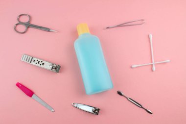 Manikür ve pedikür araçları pembe bir arka plan üzerinde