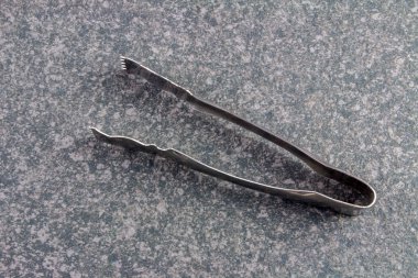 Taş mutfak yüzeyine yakın çekim cımbız.