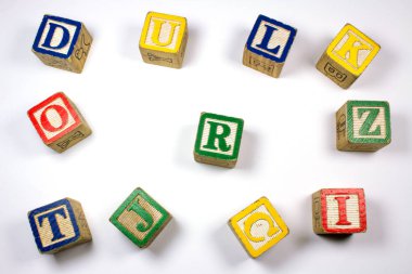 Beyaz arka plan üzerinde renkli ahşap alfabe küpler Üstten Görünüm