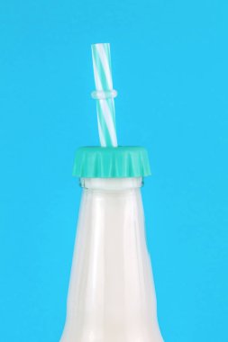 Şişe süt renkli arka plan üzerinde.