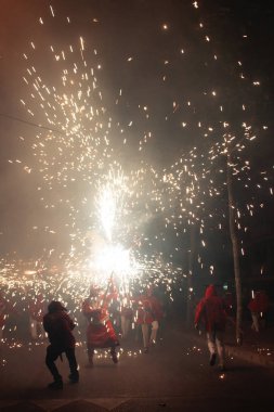 Gece şehir meydanında Havai fişek İblisleri Festivali