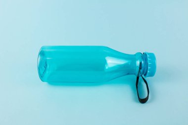 mavi zemin üzerine mavi plastik şişe yakın çekim