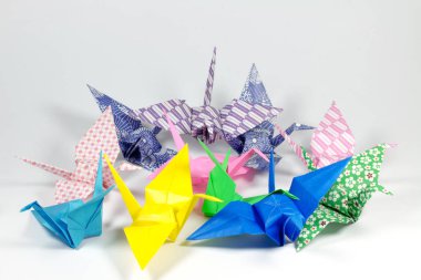 Beyaz arka plan üzerinde renkli Origami kuşlar