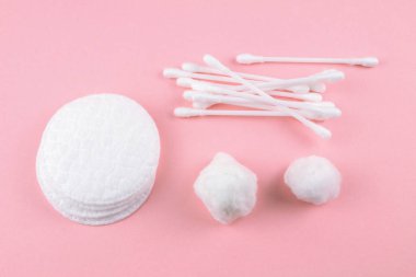 Manikür ve pedikür araçları pembe bir arka plan üzerinde