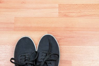 ahşap zemin zemin üzerine siyah spor ayakkabı