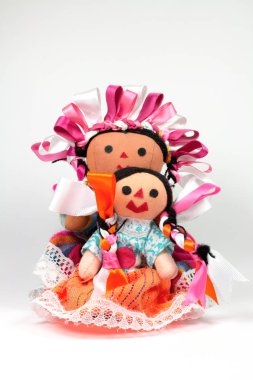 Beyaz yüzeyde geleneksel Meksika bebekleri