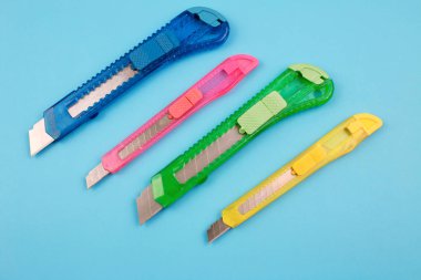 Kağıt arka plan üzerinde renkli plastik kesiciler