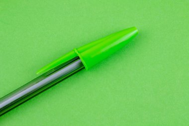 Yeşil zemin üzerine yeşil kalem