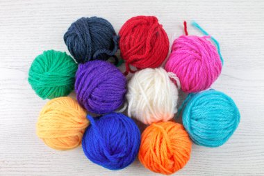 Beyaz arka plan üzerinde renkli pamuk topları.