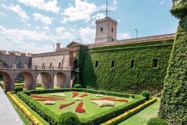 Taş kale yeşil bitkilerle kaplı
