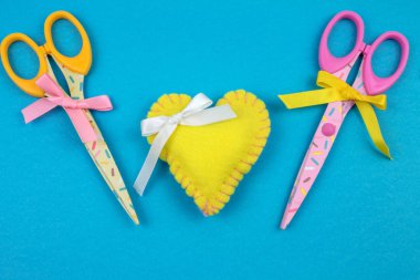 mavi zemin üzerine sarı keçe Kalp makas ile Üstten Görünüm 