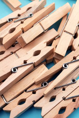 ahşap clothespins üstten görünüm mavi zemin üzerine