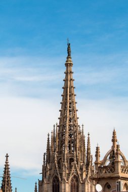Mavi gökyüzü karşı katedral çatı