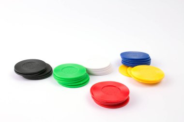 Renkli Poker Chips beyaz arka planda izole