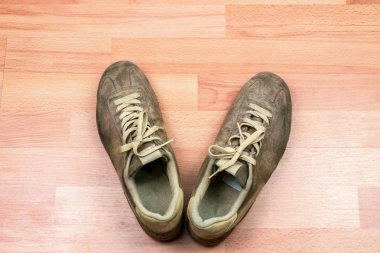 ahşap zemin zemin üzerine eski gri spor ayakkabı
