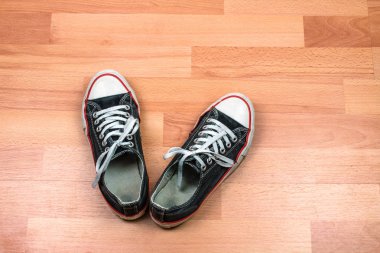 ahşap zemin zemin üzerine siyah spor ayakkabı