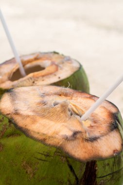 Plajda pipetler ile Hindistan cevizi İçecek