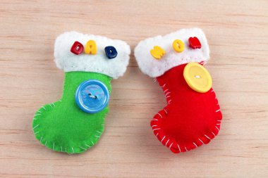 renkli dekoratif Noel çorap ahşap masa üzerindeki düğmeler ile hissettim 