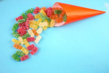 Üzerinde mavi arka plan seçimi sakızlı ayılar