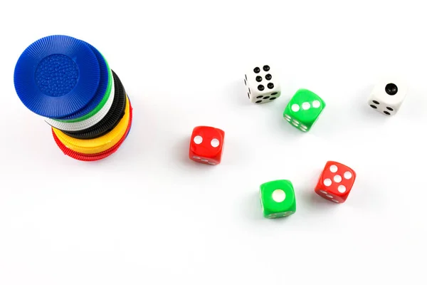 Poker dices ve Chips beyaz arka planda