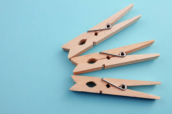 Top View Wooden Clothespins Blue Background — Stock Photo, Image