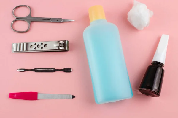 Manikür ve pedikür araçları pembe bir arka plan üzerinde