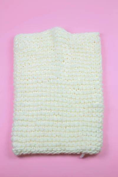 ピンクの背景に白い羊毛のスカーフ — ストック写真