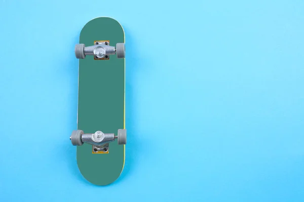 Μίνι Παιχνίδι Skateboard Μπλε Φόντο — Φωτογραφία Αρχείου