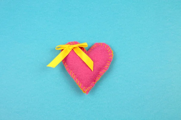 Top View Pink Felt Heart Ribbon Blue Background — Stock Photo, Image