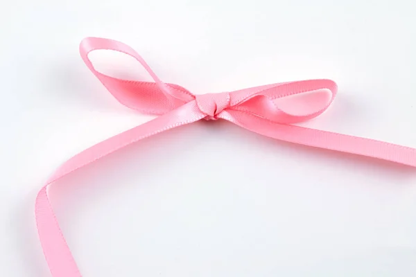 白で隔離 ピンクの弓のトップ ビュー — ストック写真