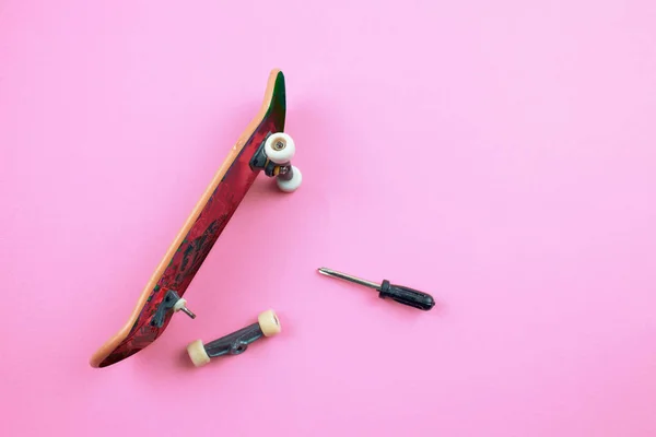 Mini Skateboard Toy Con Herramientas Sobre Fondo Rosa — Foto de Stock