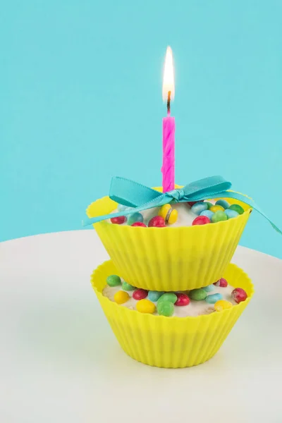 Vanilla Frosted Cupcakes Com Vela Aniversário — Fotografia de Stock