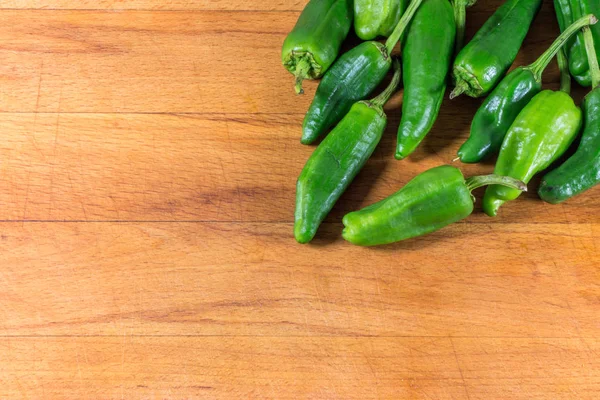 Gröna Varm Paprika Träbord — Stockfoto