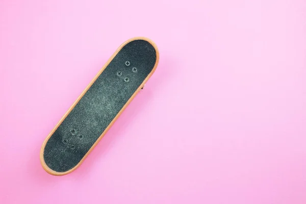 Mini Skateboard Speelgoed Roze Achtergrond — Stockfoto