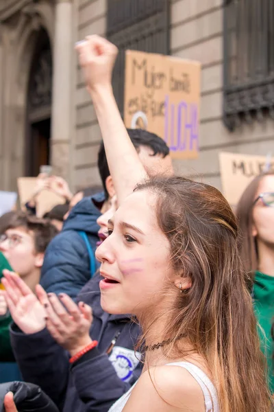 西班牙巴塞罗那 2018年3月8日 数千名妇女参加2018年3月8日在西班牙巴塞罗那市中心举行的女权主义罢工 — 图库照片