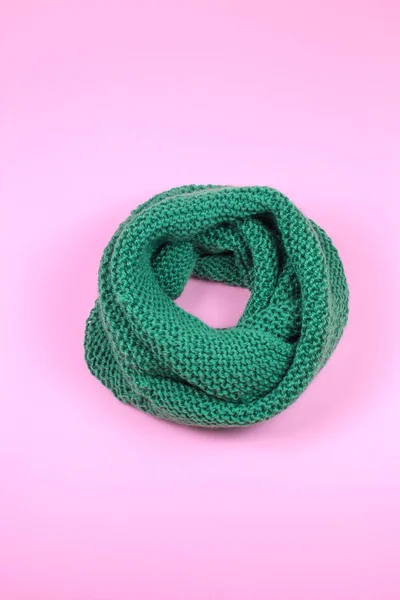 Schal Aus Grüner Wolle Auf Rosa Hintergrund — Stockfoto