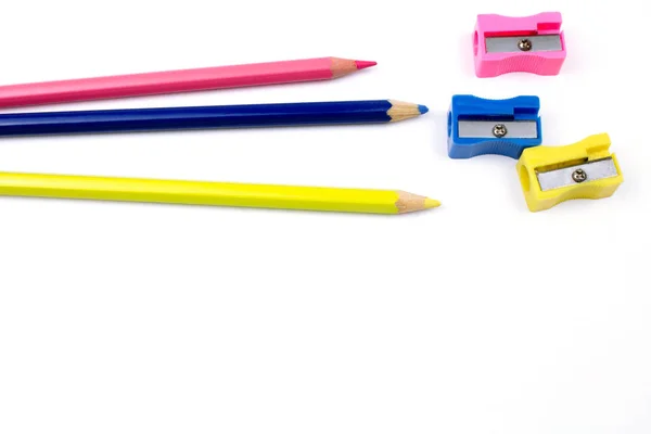 在白色背景查出的五颜六色的磨刀和铅笔 — 图库照片