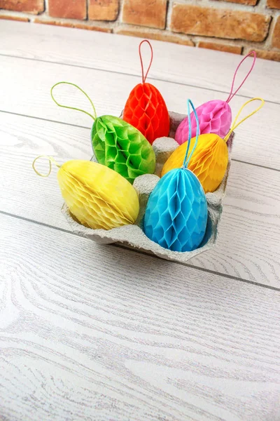Papel Coloridos Huevos Pascua Contenedor Cartón Mesa Rústica Blanca — Foto de Stock