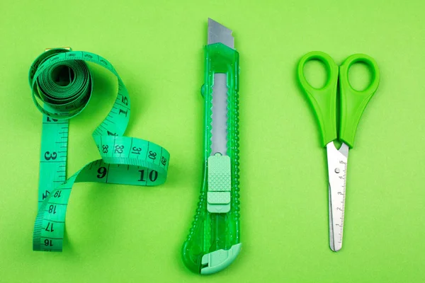Coupe Plastique Vert Ciseaux Ruban Mesurer Sur Fond Papier — Photo
