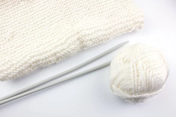 白い糸のボール スカーフ ニット針の白い背景で隔離 — ストック写真